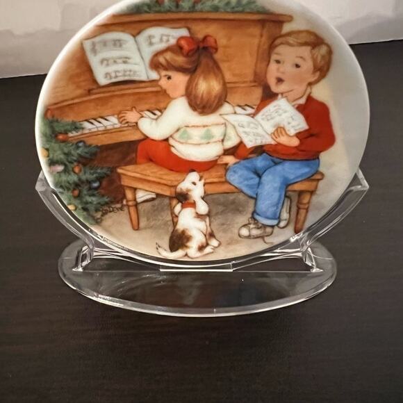 HALLMARK COLLECTORS PLATE SWEET HOLIDAY HARMONY (STAND INCLUDED) - Picture 6 of 7